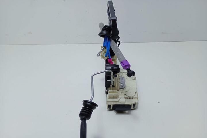 Broasca usa incuietoare dreapta spate A2047302835 Mercedes-Benz C-Cla