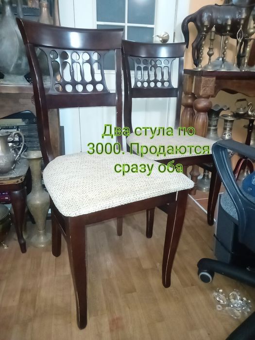 Стулья и ещё всякая разная мебель .