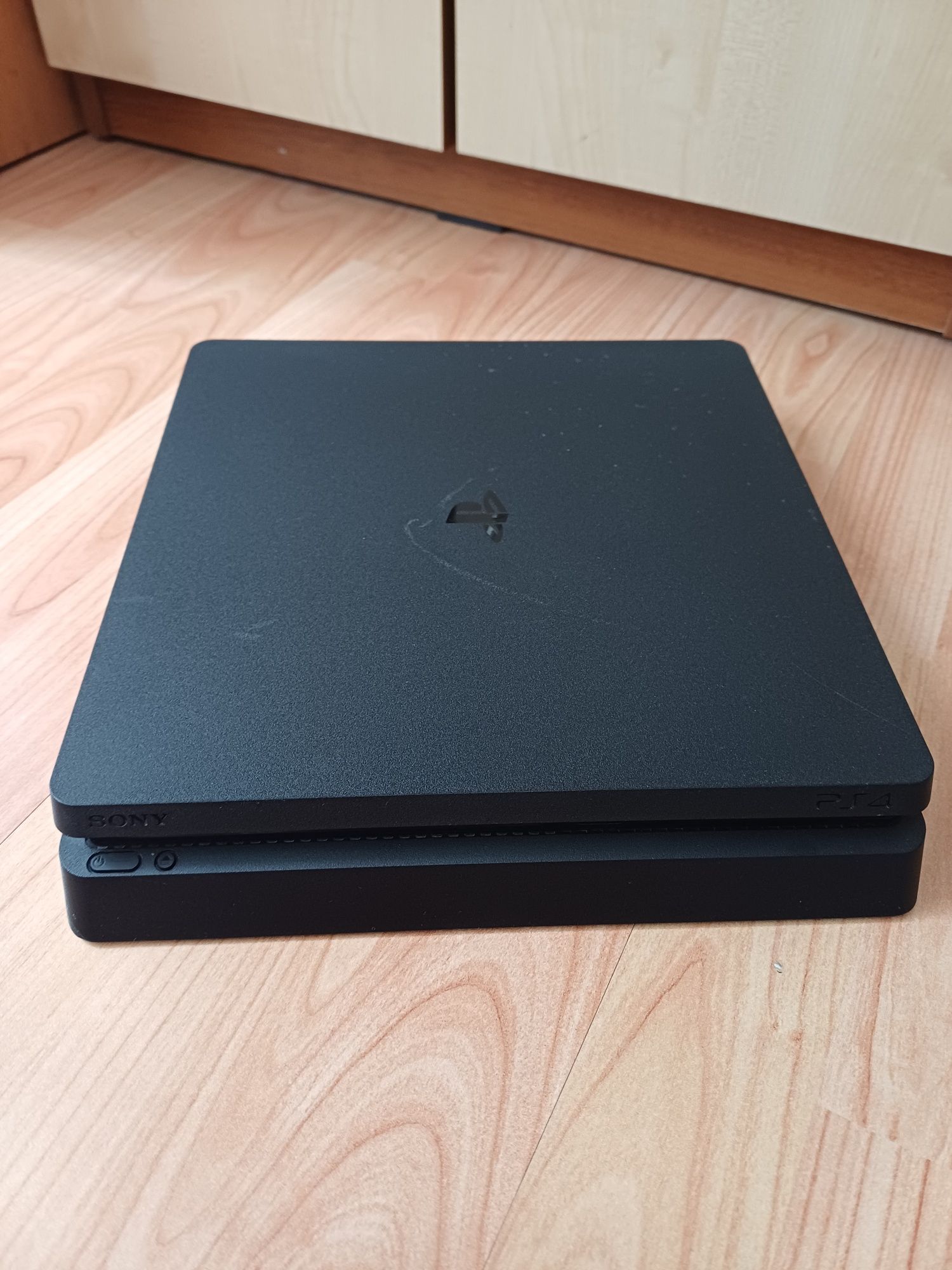 Ps4 slim + 4 игри , 2 джойстика и слушалки