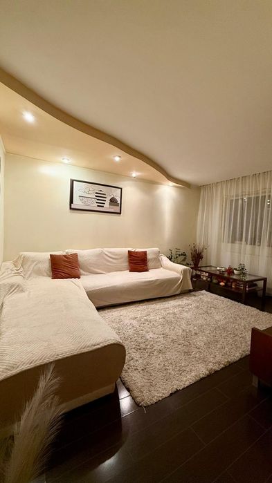 Vând apartament 3 camere - zona Dâmbu