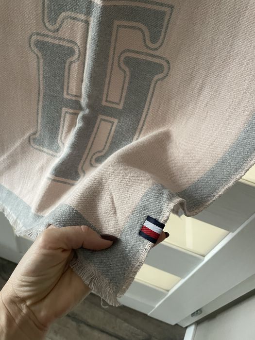 Оригинален шал на Tommy Hilfiger, с две лица