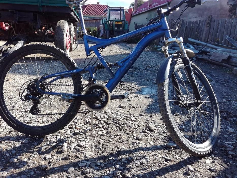 Bicicleta full suspension