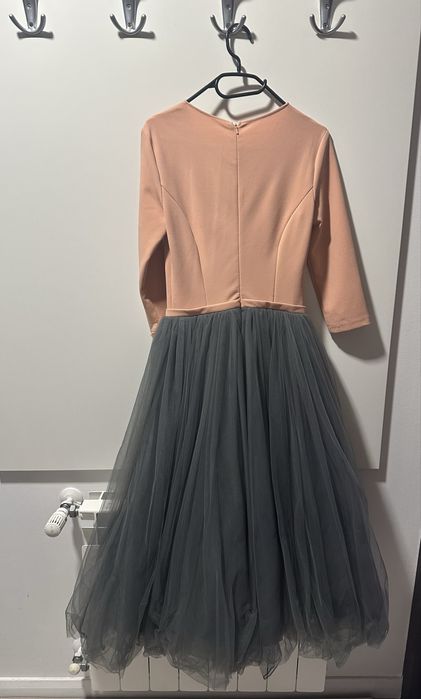 Елегантна дълга рокля с тюл и колан от цветя на Изабел Гарсия