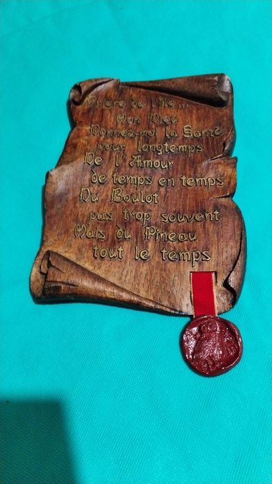Panou umoristic francez sculptat in lemn