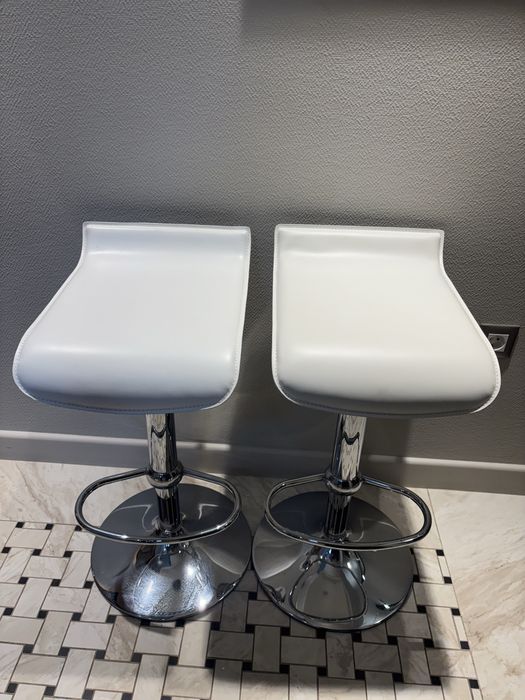 Висок бял кожен бар стол