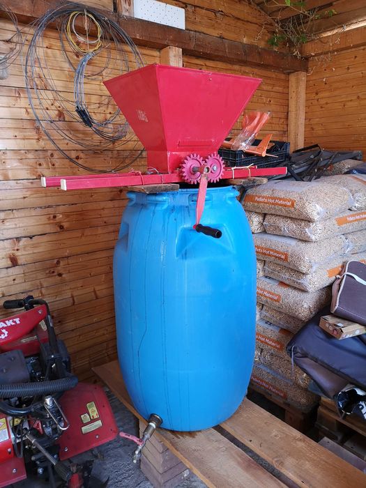 Vand butoaie plastic 200 litri cu capac si robinet