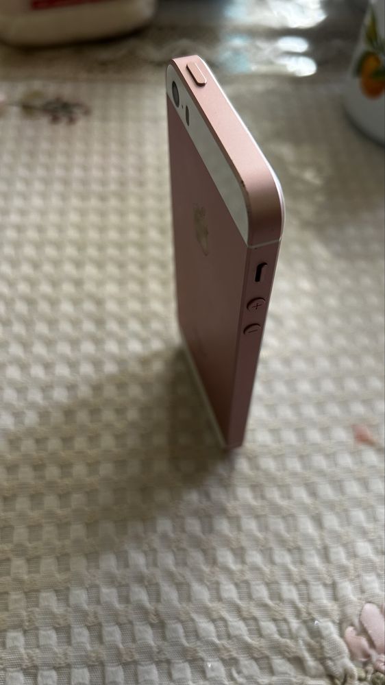 Продам iphone SE 2020