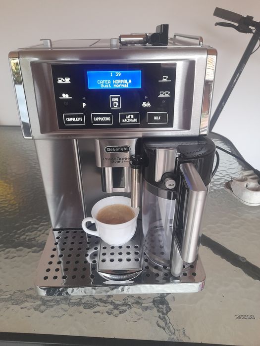 Vând expresor de cafea marca Delonghi Primadonna Avant