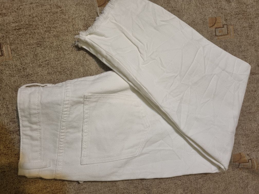 Pantaloni albi noi