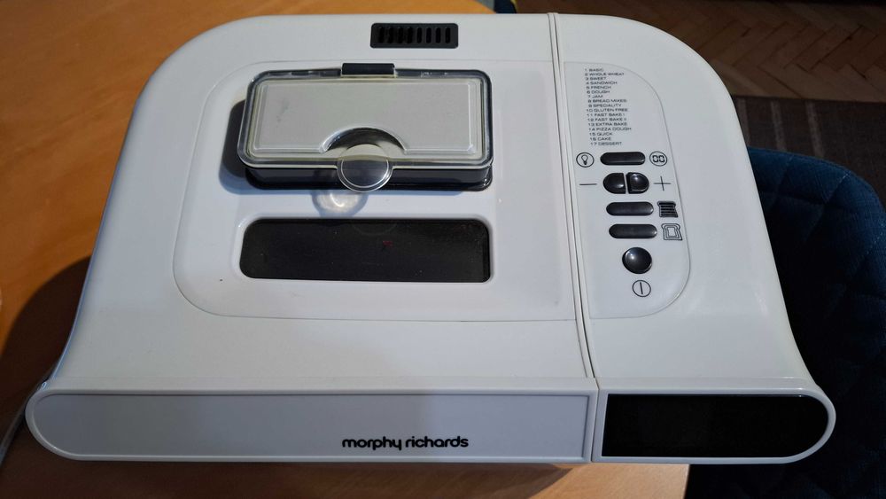 Продавам хлебопекарна със 17 програми Morphy Richards 48323