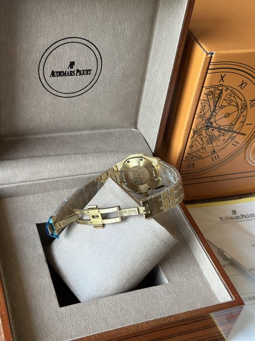 Audemars Piguet Gold 33 mm Quartz - дамски модел