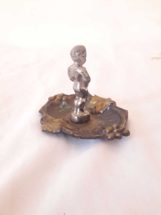 Scrumiera din bronz cu ornament baietas