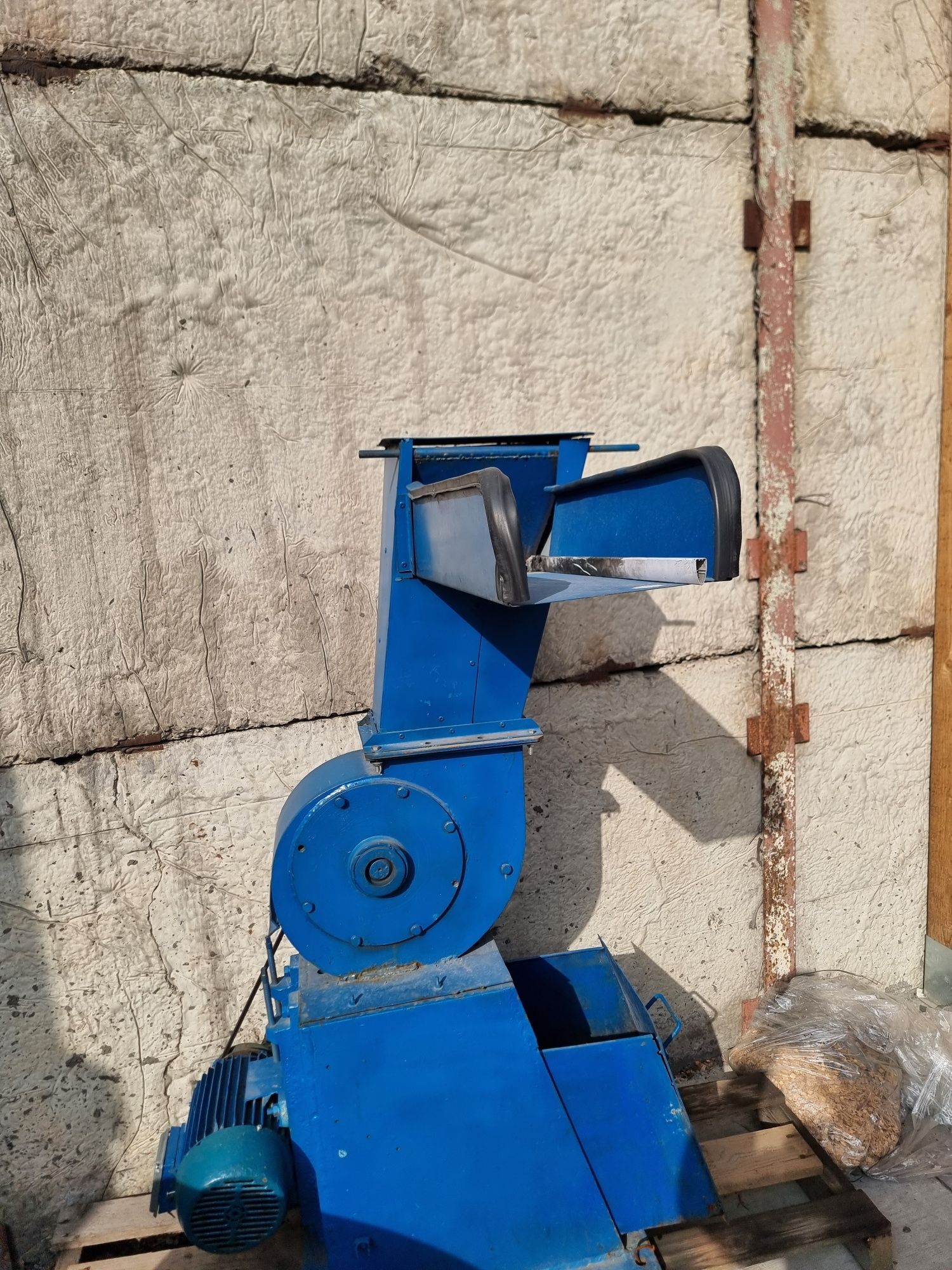 Tocator industrial pentru deșeuri din plastice etc  moara cu ciocanele