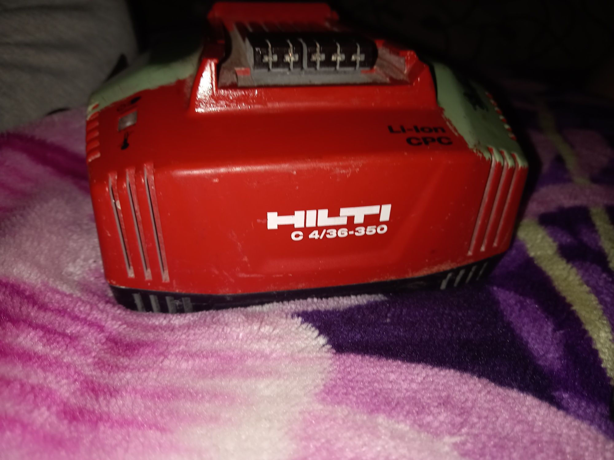 doua baterii si un încărcător hilti aproape noi