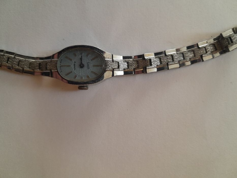 Ceasuri vechi de dama mecanice și electonice