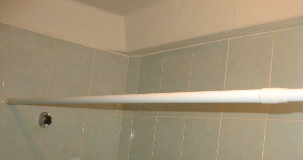 Гардина распорка для шторы в ванную