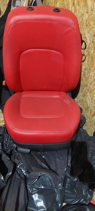 Продавам червен кожен салон за VW New beetle