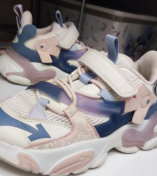 Продам детские кроссовки 35 размер