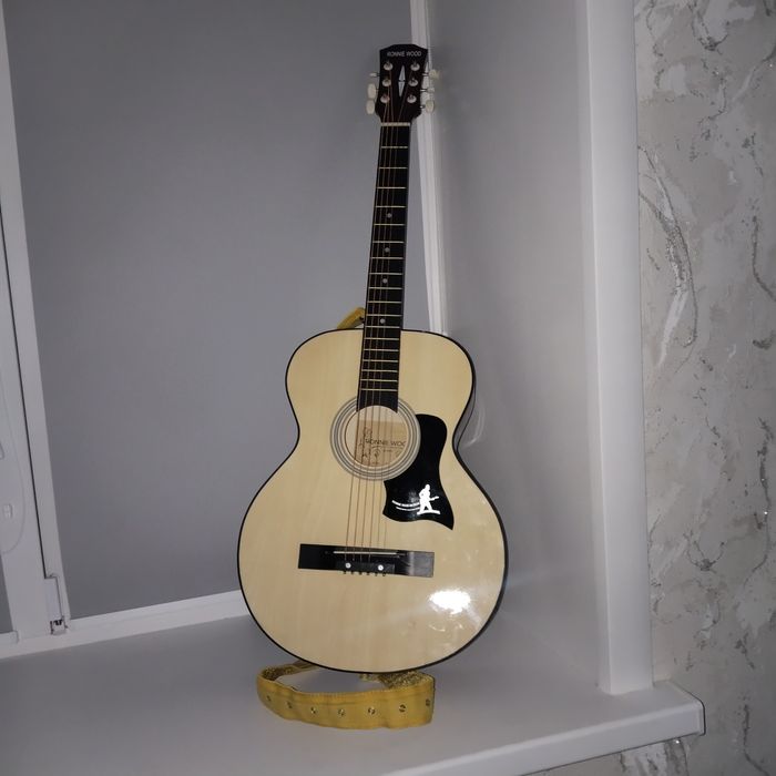 Продам Гитару шести струнную