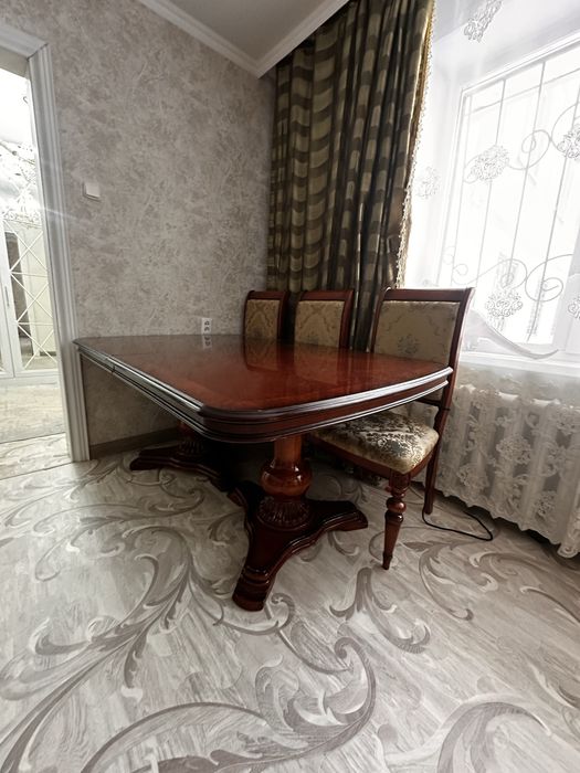 Срочно продам стол находится на Юге .