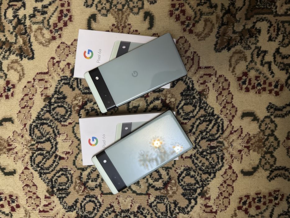 Два Google pixel 6a
