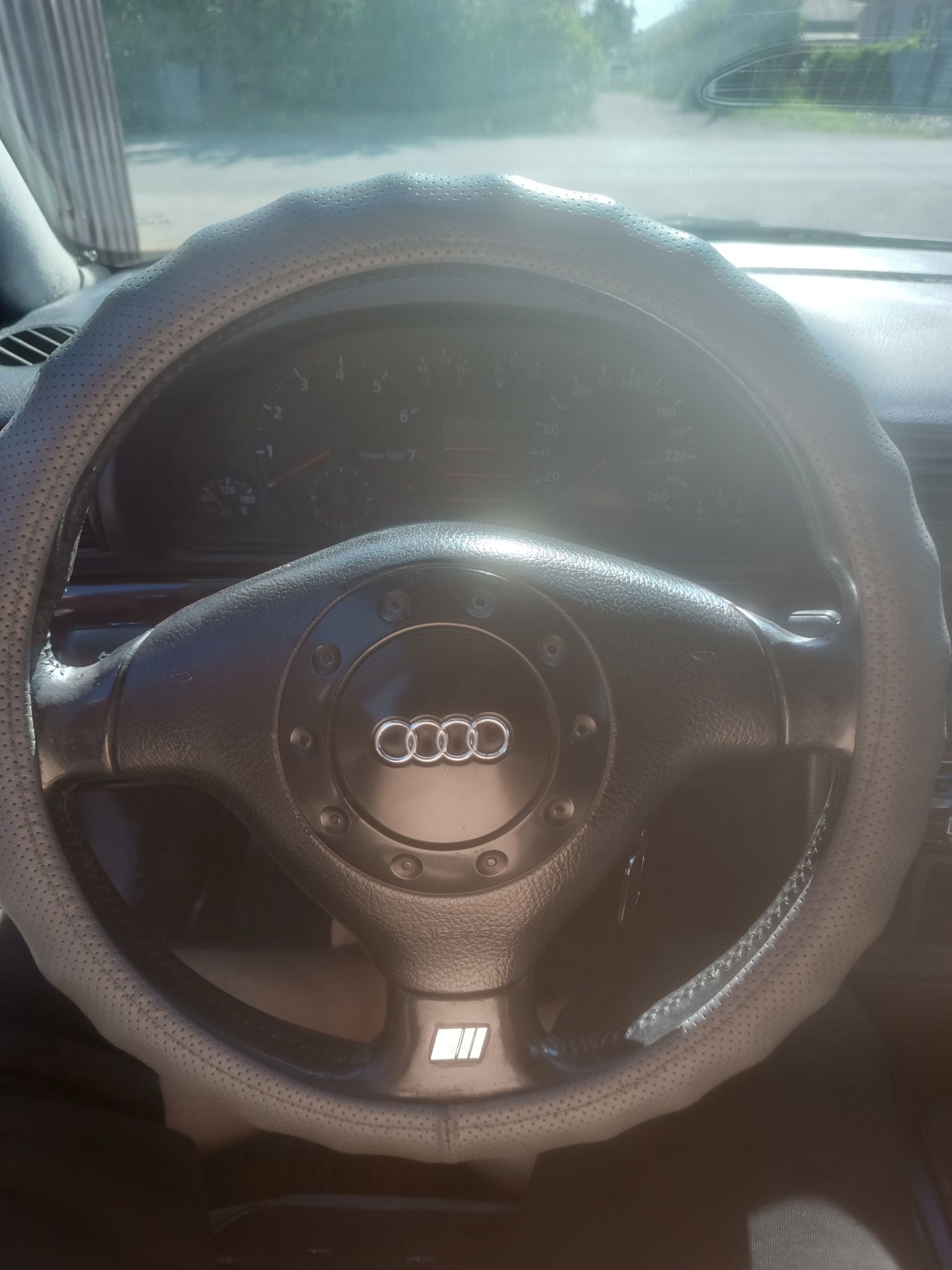Автомобиль Audi a4