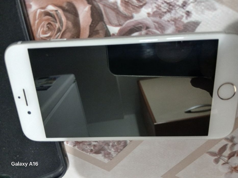 Vand iphone 8 in stare buna