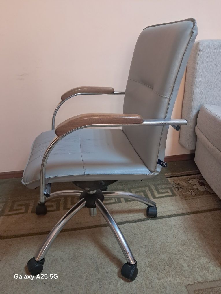 Кресло вращающиеся продам.