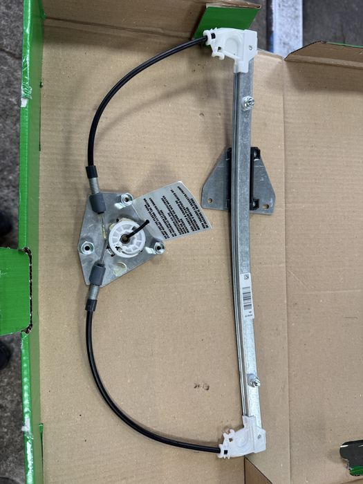 Стъклоповдигач Mazda 3 (2003-2009)