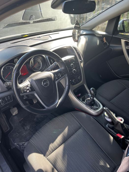 Vând Opel Astra J 2011