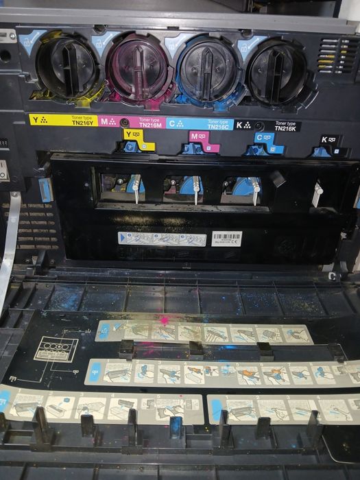 Vând xerox  bizhub c220