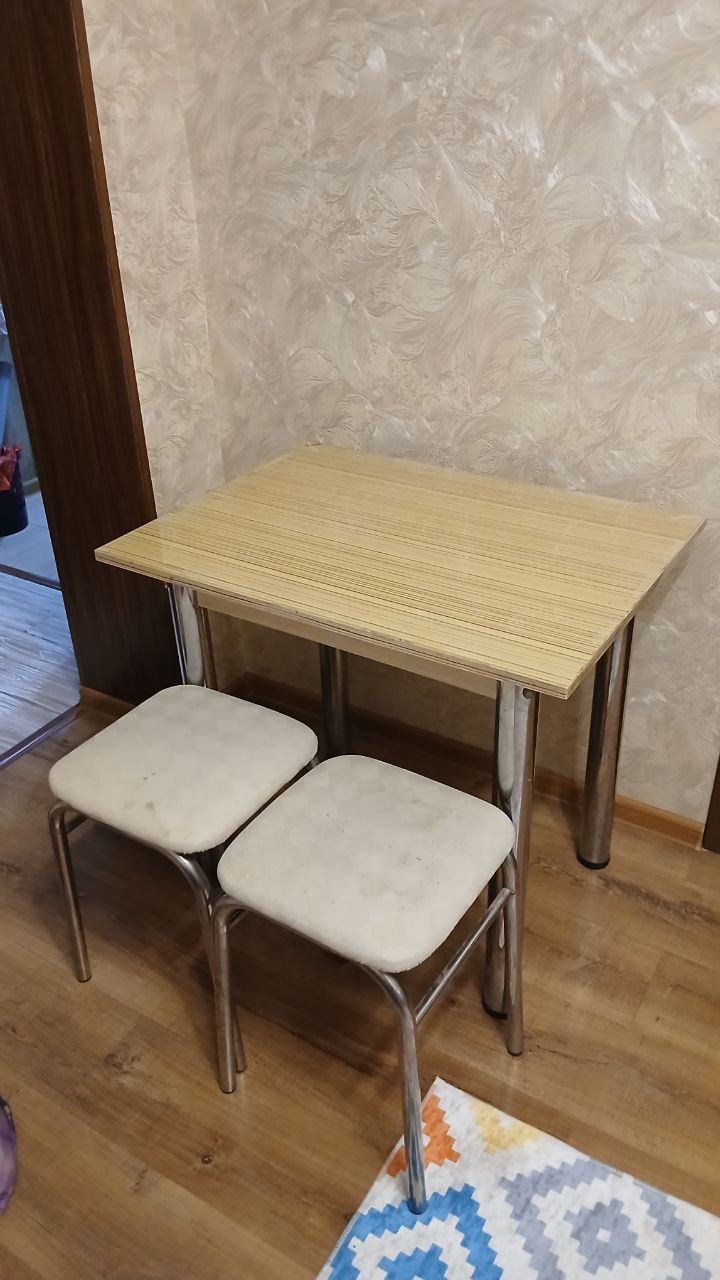 Кухонный стол и стулья