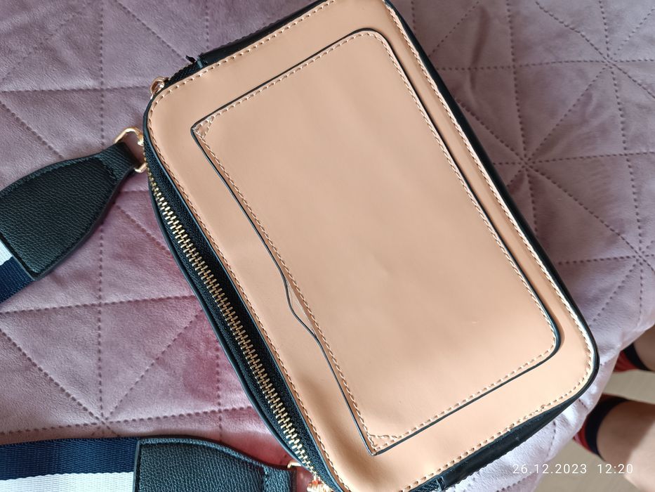 Чанта в червено и черно