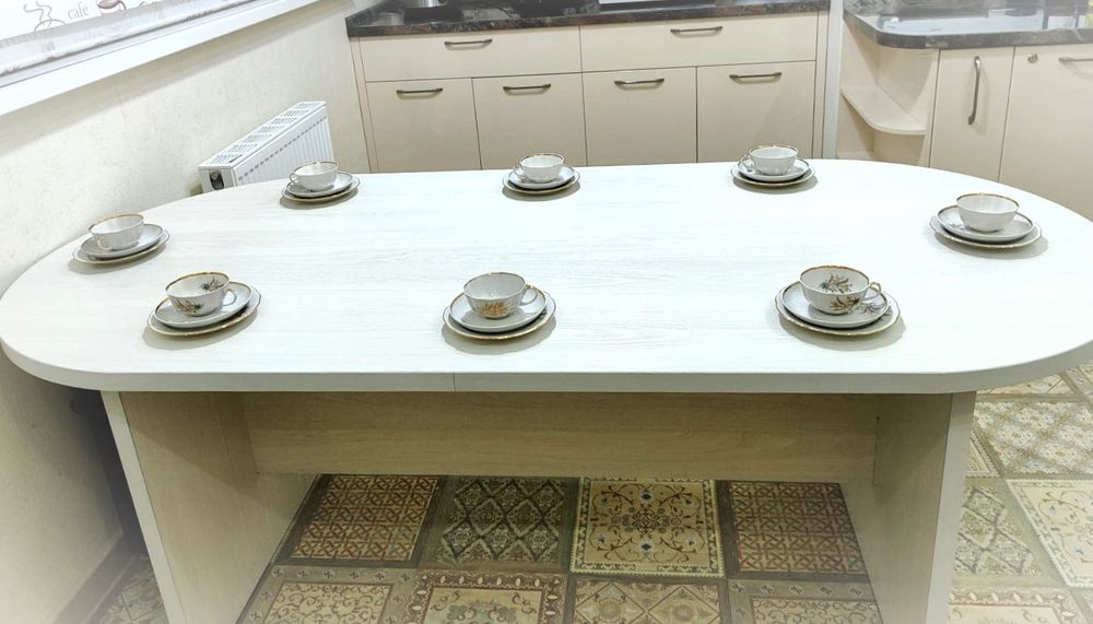 БОЛЬШОЙ обеденый стол для большой семьи