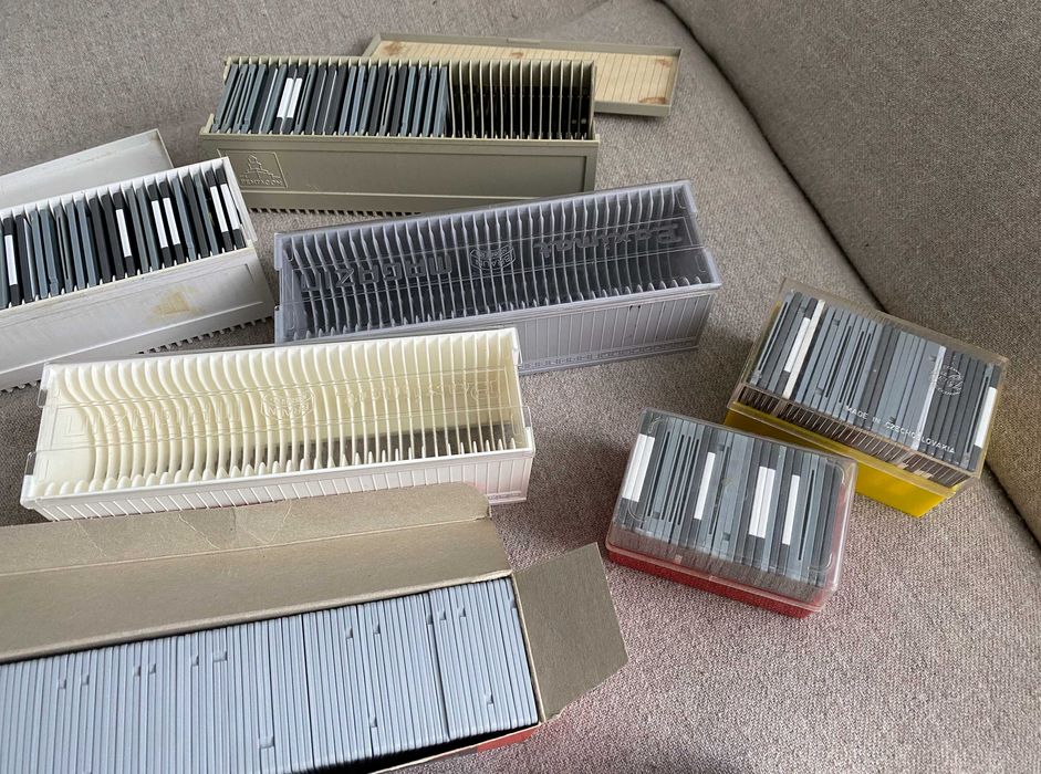 Set Diapozitiv cu suporti si casete diapozitive tot ce se vede in poze