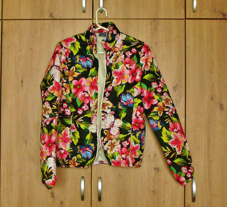 Ново, леко дамско яке с флорални мотиви.