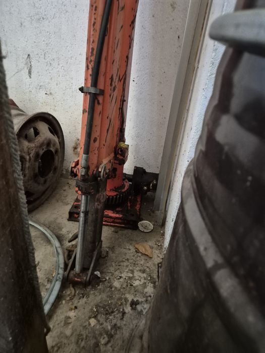 Macara cu picior de sustinere