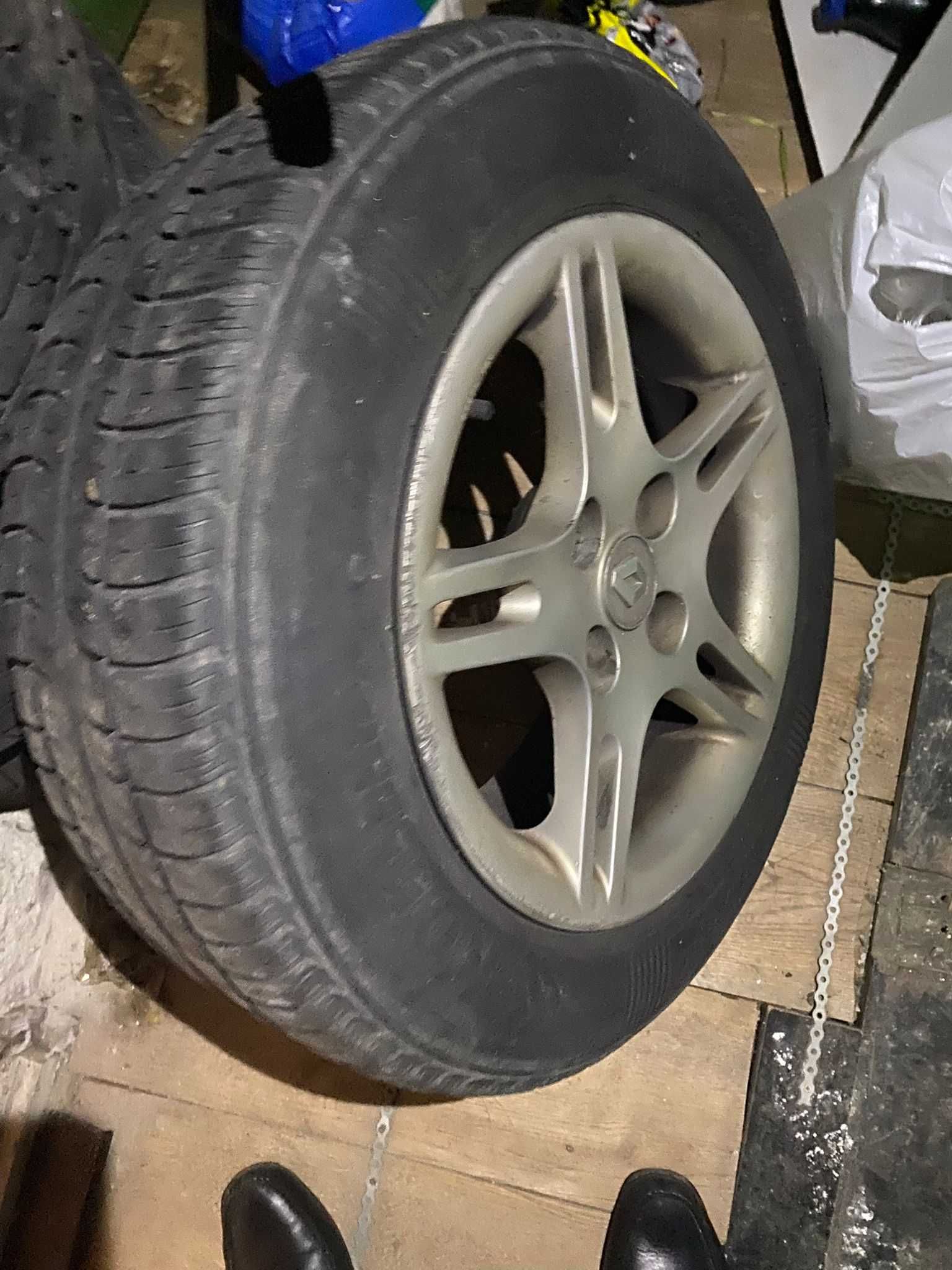 Anvelope vara cu jante Renault si Logan