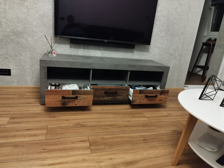 Vând comoda tv achiziționată recent