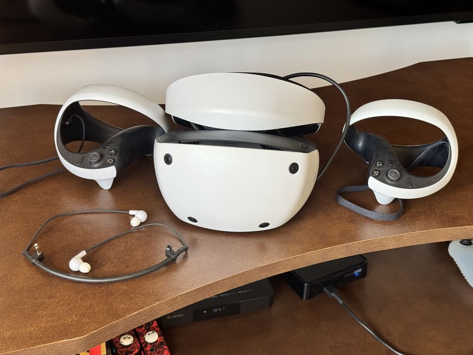 PlayStation VR2 headset si cotrollere