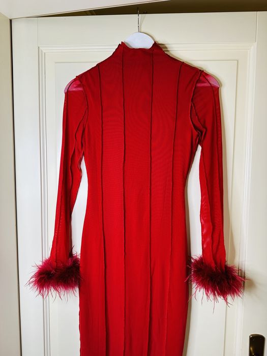 Rochie roșie superbă cu pene