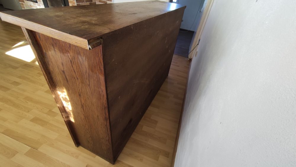 Стар масивен шкаф