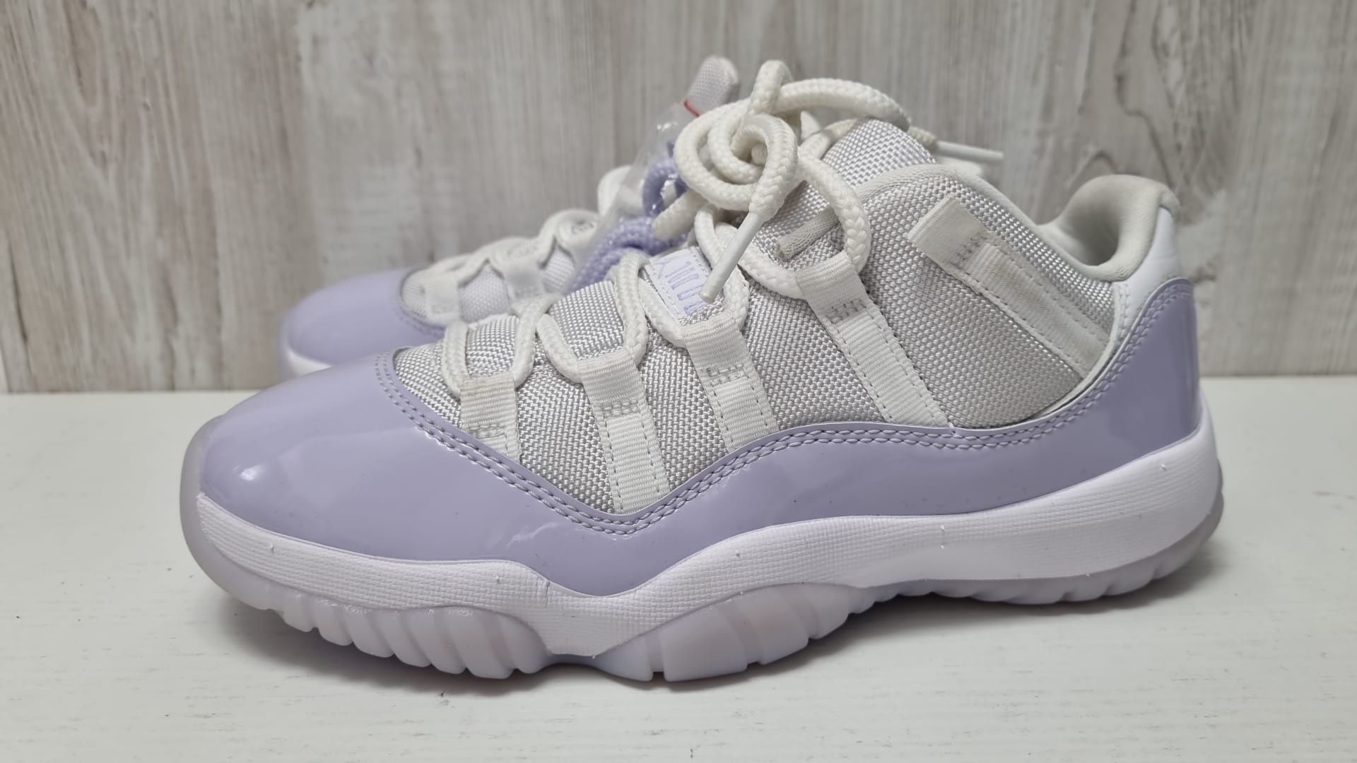 Nike Air Jordan 11 Retro Low Pure Violet marime 37.5