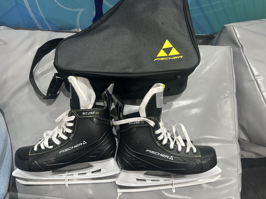 Продам новые хоккейные коньки Fisher