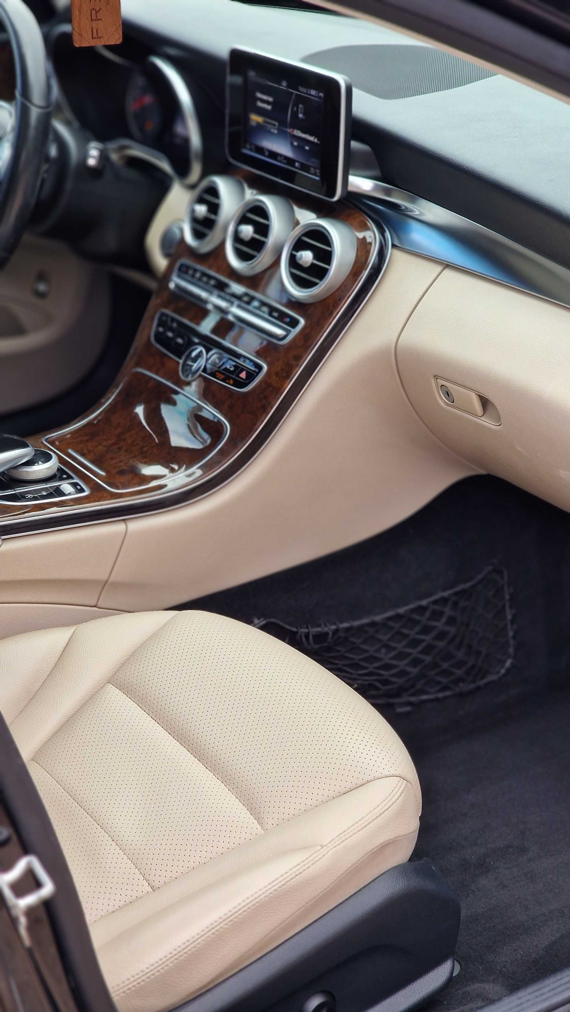 Mercedes c300 4matic Нови гуми* Напълно обслужен* Всичко платено