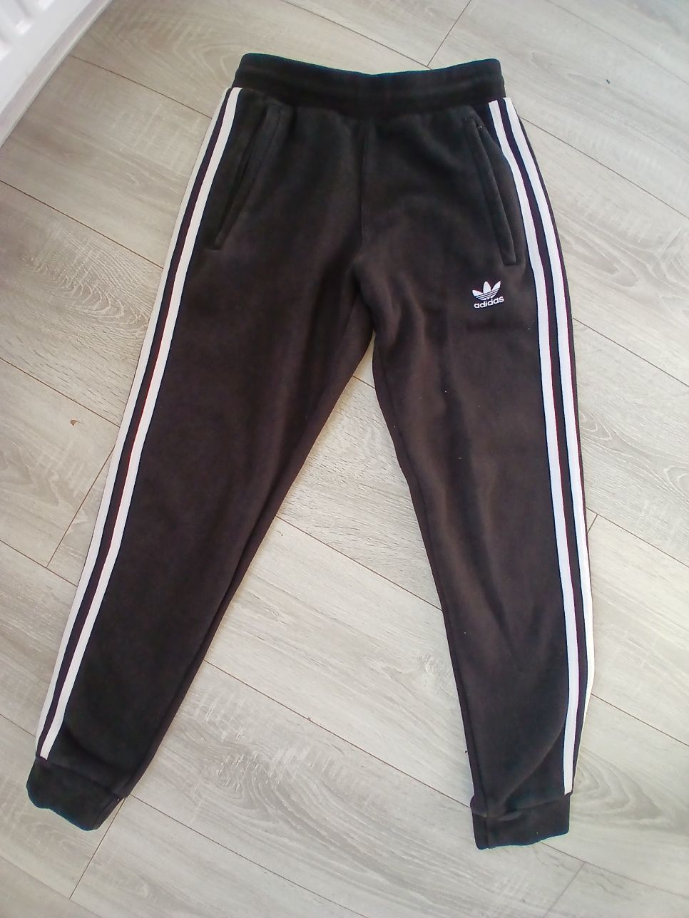 Pantalonii Adidas