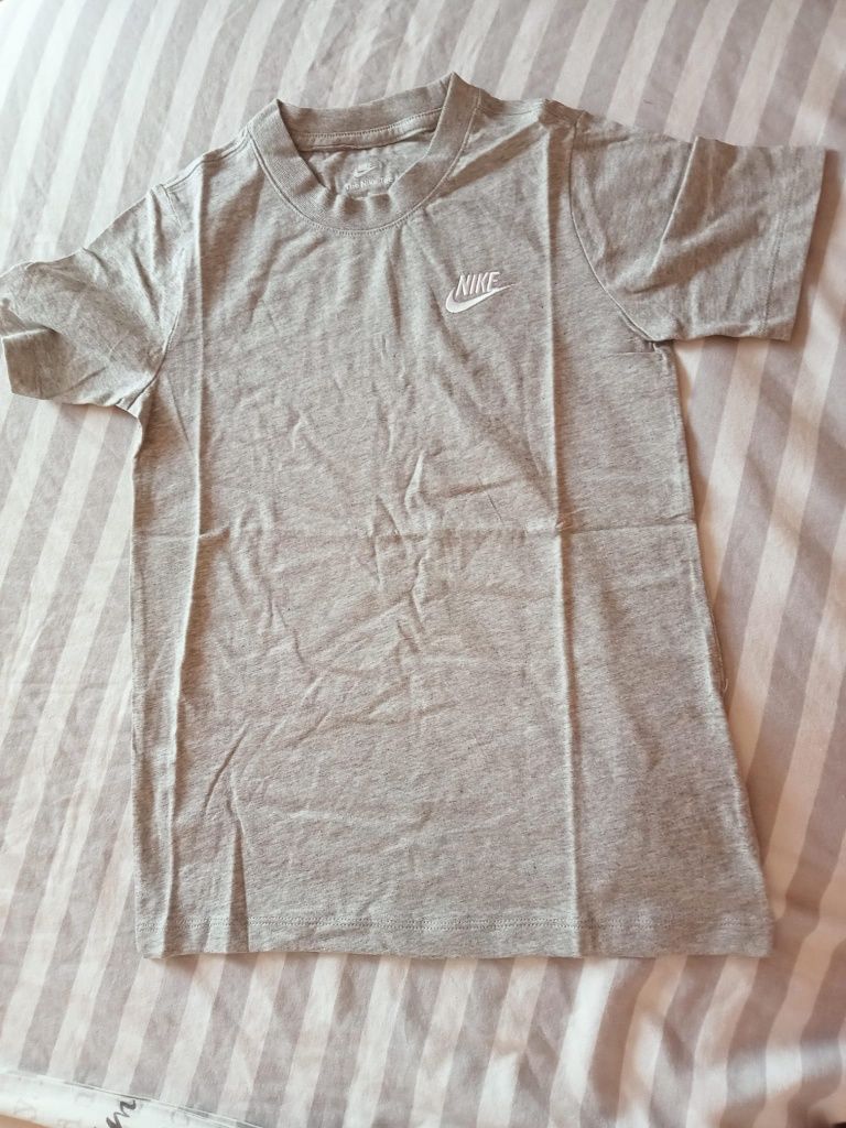 Tricou nike original uk.mărimea  s