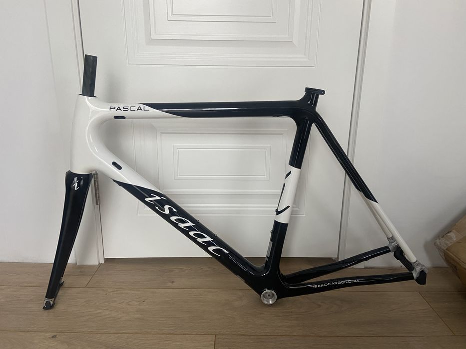 Продам карбоновый велосипед (только рама плюс вилка)