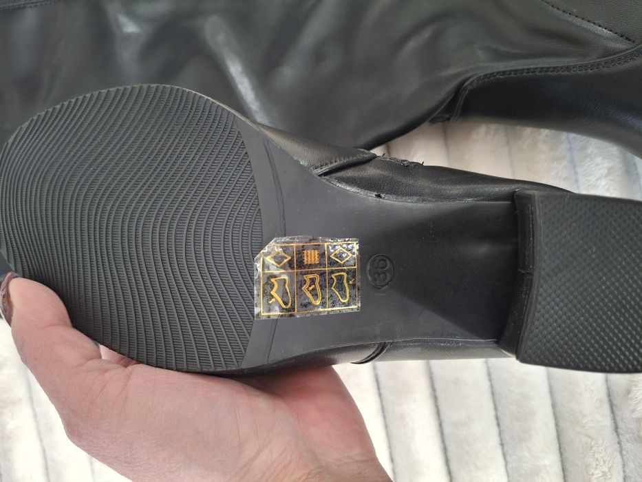 Нови чизми с етикет.