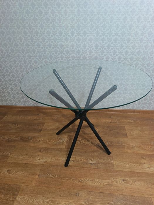 Стол стеклянный с ножками